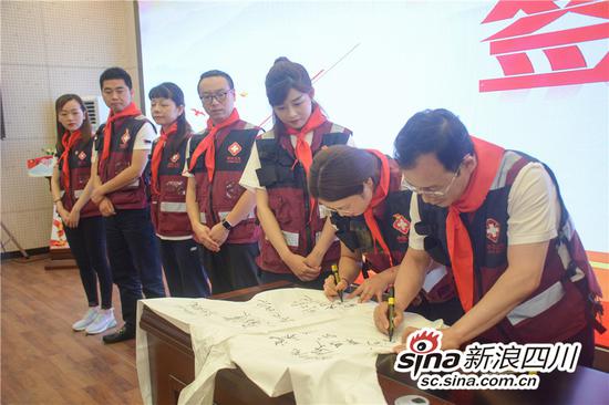 抗疫英雄在防护服签字