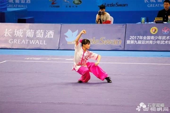 石室双楠何欣蔚同学获得亚洲武术比赛冠军