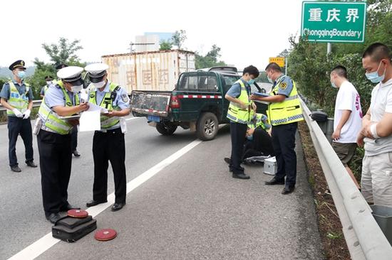6月18日，川渝两地首次合作开展高速公路突发交通事故应急救援演练。