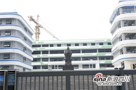 如今的正大门广场·孔子像,还在完善中