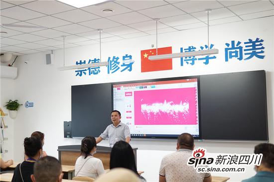 成都市温江区新世纪光华学校校长邓文光解答家长问题