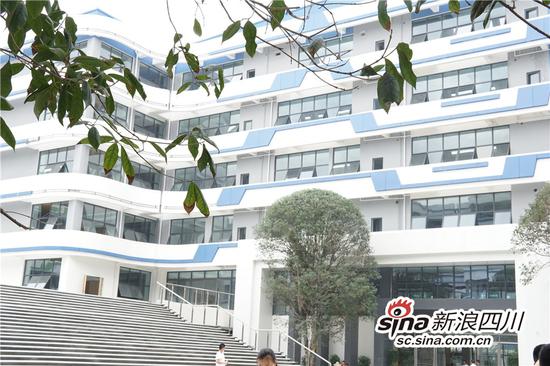 如今建成开放的初、高中教学楼