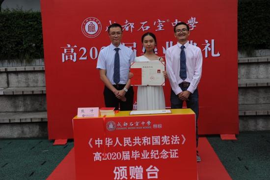 与班主任合影(右一)