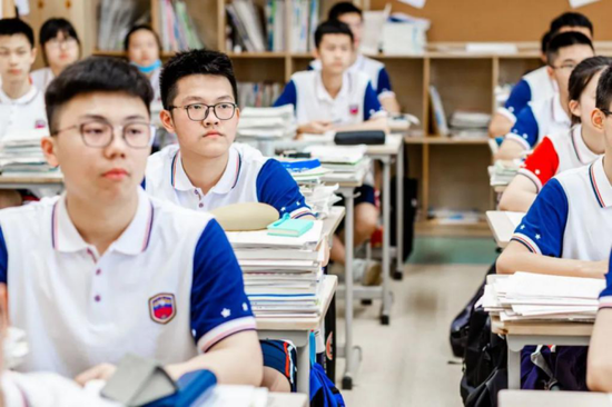 新川外国语学生们上课