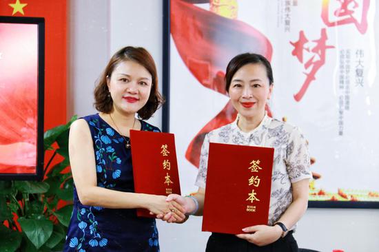 成都市楼宇经济促进会秘书长张萍和成都医疗美容产业协会秘书长王夕丹签署战略合作协议