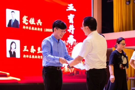 (▲校长助理陈旭被评为区学科带头人)