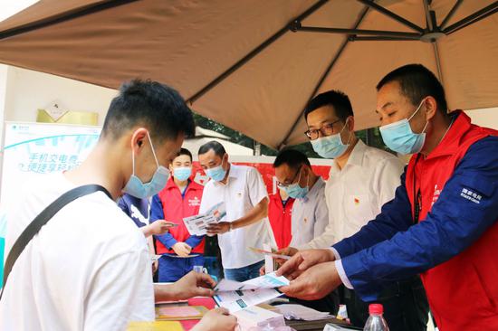 国网绵阳供电公司员工在小区宣传“网上国网”APP