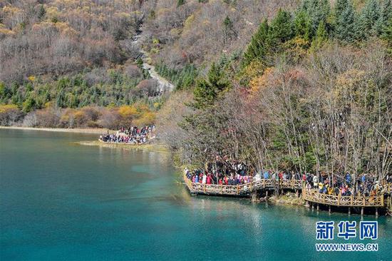 11月7日，游客在九寨沟景区游览。新华社记者 张超群 摄