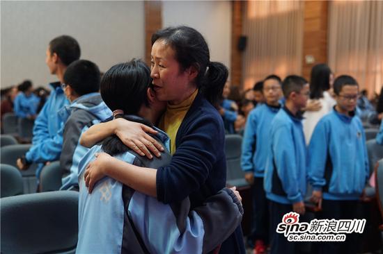 父母和孩子含泪相拥