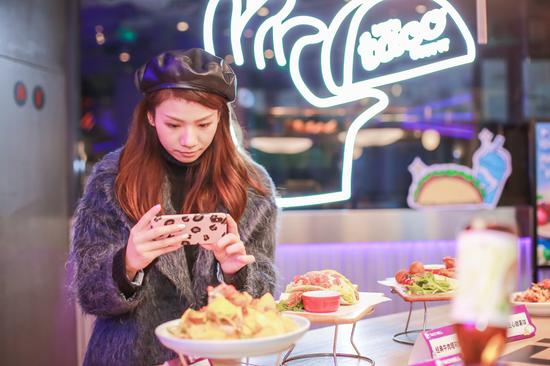 时尚年轻人打卡TACO BELL