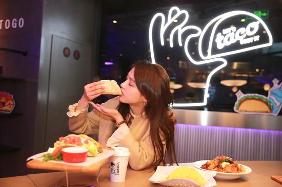 消费者品尝Taco美食