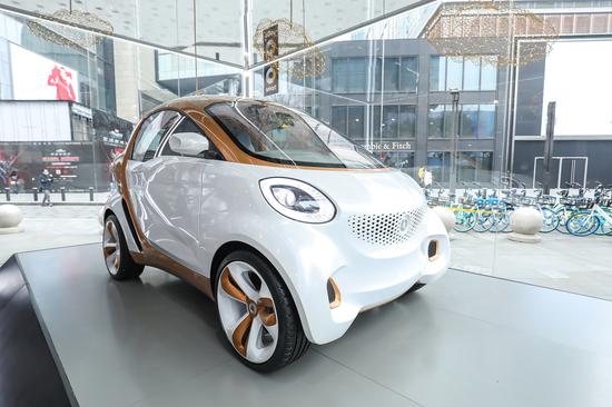 smart Concept Car 2011 搭载能够通过阳光产生能量的透光车顶