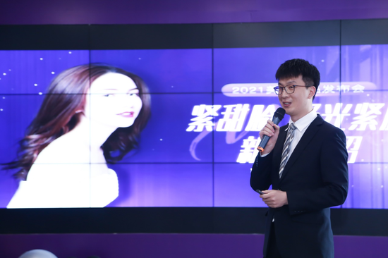 四川美莱非手术中心技术主任郭阳军介绍新品——极光紧肤、紧甜脸