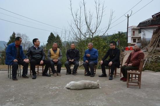 圖為營山縣紀(jì)檢監(jiān)察干部入戶座談了解幫扶干部紀(jì)律作風(fēng)情況