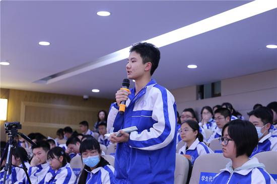 学生和家长代表现场提问