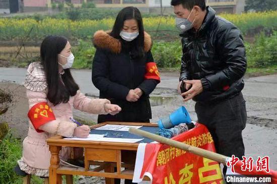 “凳子姑娘”参与疫情防控志愿活动。四川师范大学供图