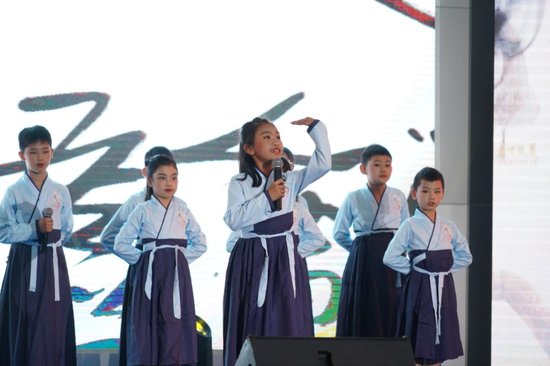 金兴北路小学学子表演的经典诵读《梅兰竹菊》