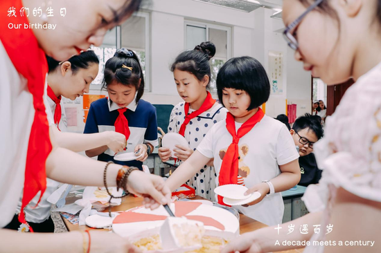 孩子们分蛋糕