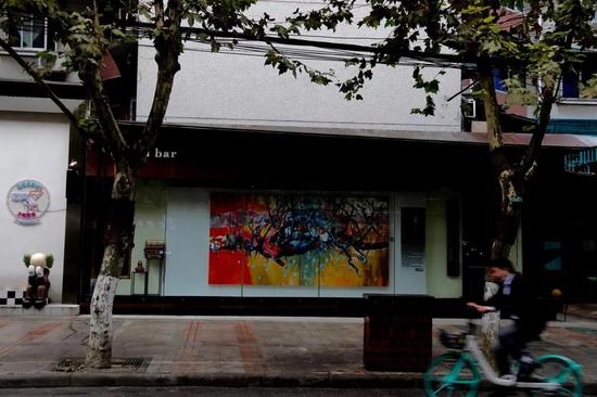● 老酒吧在24周年举办了一场画展