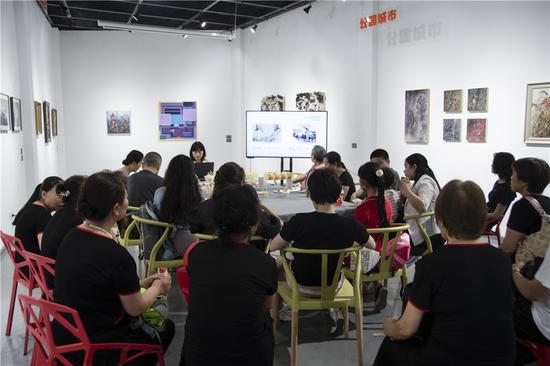 策展人李明明讲座现场