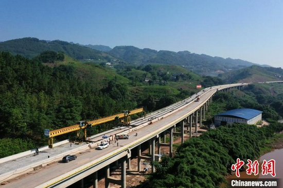 宜宾至彝良高速公路宋江河特大桥预制箱梁架设现场。　王子豪 摄