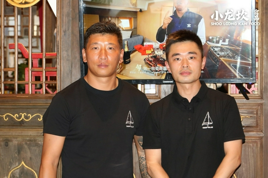 小龙坎食品总经理黄超与韩船长互动交流,并送上归国祝福