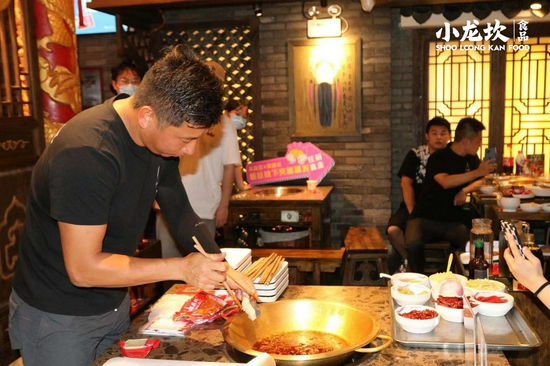 韩船长现场用小龙坎火锅底料等食材为粉丝烹饪海鲜美食