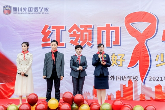 学校小学部校长龚鸿和家长们的祝福