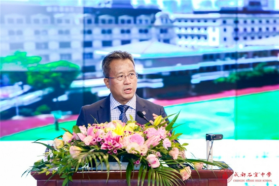 石室中学校长田间