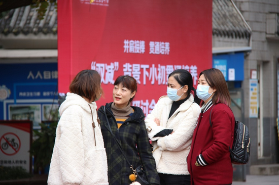 与会的老师们在联中校园