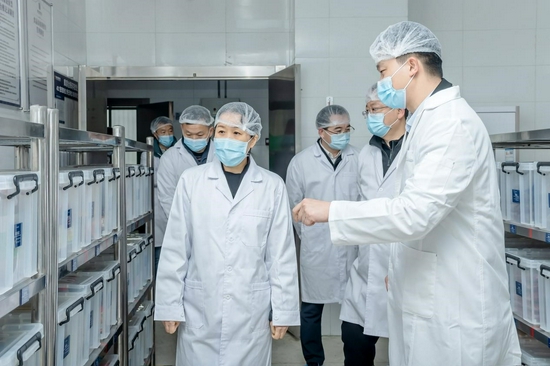 调研组深入厨房,查看库房食材储存