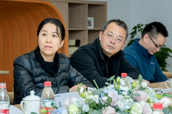 调研组听取学校食品安全专题汇报(左一为杨金华)