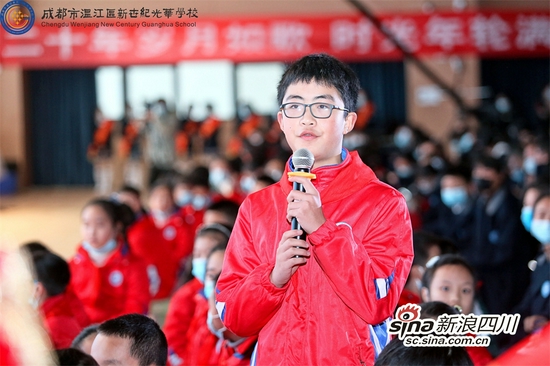 新世纪在校学生现场送祝福