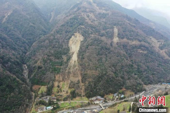 航拍山体滑坡点。　北川县委宣传部供图