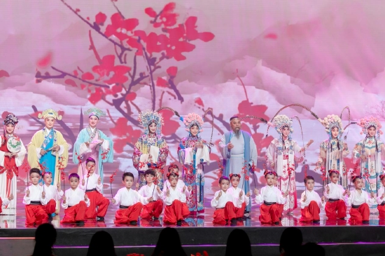 (川渝两地9位“梅花奖”得主同台表演《梅花闹春》)
