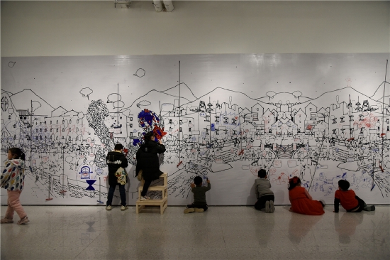 耶苏 《步行街》 装置 18000mm×8000mm×420mm 2014(现场局部图)