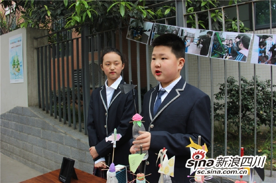 双中实验学生介绍自制的风向仪