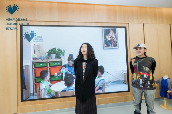 左起:艺术家蔡丽辉与策展人王荩