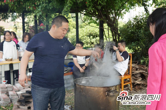 校领导和宿管老师们上阵帮忙