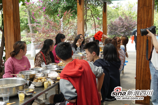 午餐后师生们玩起了击鼓传花