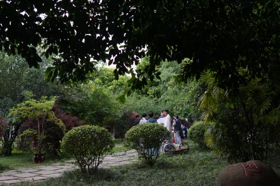 最后,武侯高中学子还在未名湖畔开展了游园活动