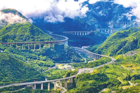 雅西高速拖乌山段。
