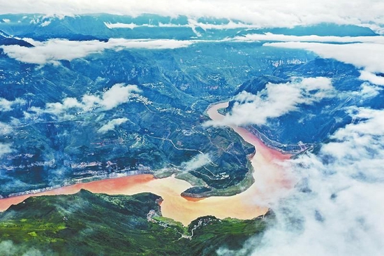 在金沙江上建成一个个巨型水电站,凉山打造清洁能源基地。