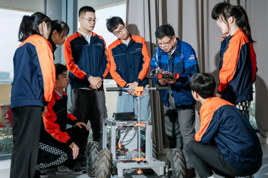 汽车工程学院张劲光教授正在给学生上汽车设计创新思维课