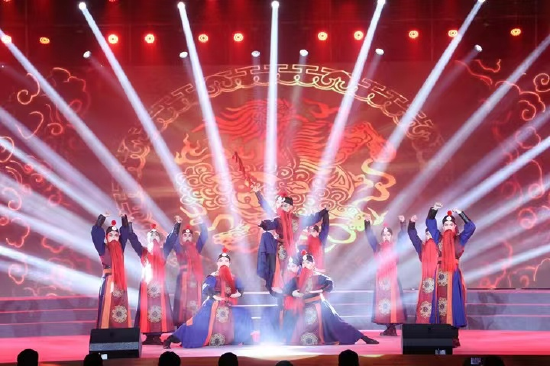 成都锦官盛世文化艺术中心带来的开场戏曲舞蹈《策马扬鞭》。