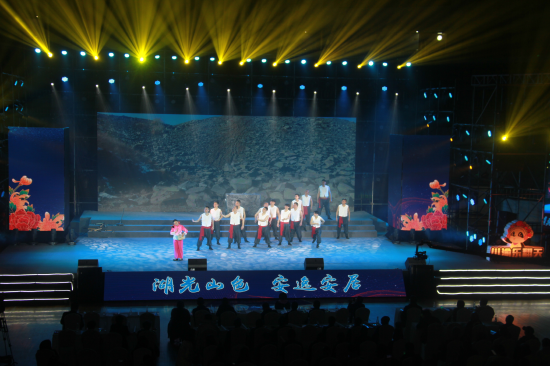 遂宁市安居区文化广播电视和旅游局带来的非遗情景歌舞《石工号子》。
