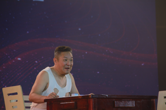 重庆市沙坪坝区文化馆带来的谐剧《我赌我》。