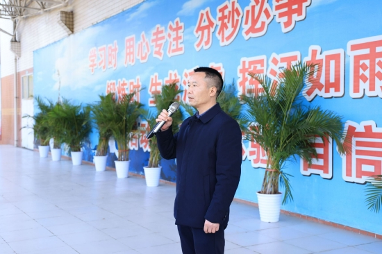 三原外国语学校常务副校长姜明贤宣布第五届科技节开幕