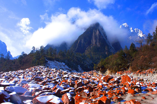红石滩(甘孜州文化广电和旅游局供图)
