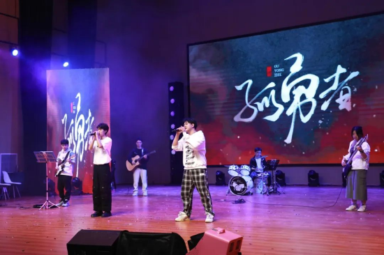乐队 《孤勇者》